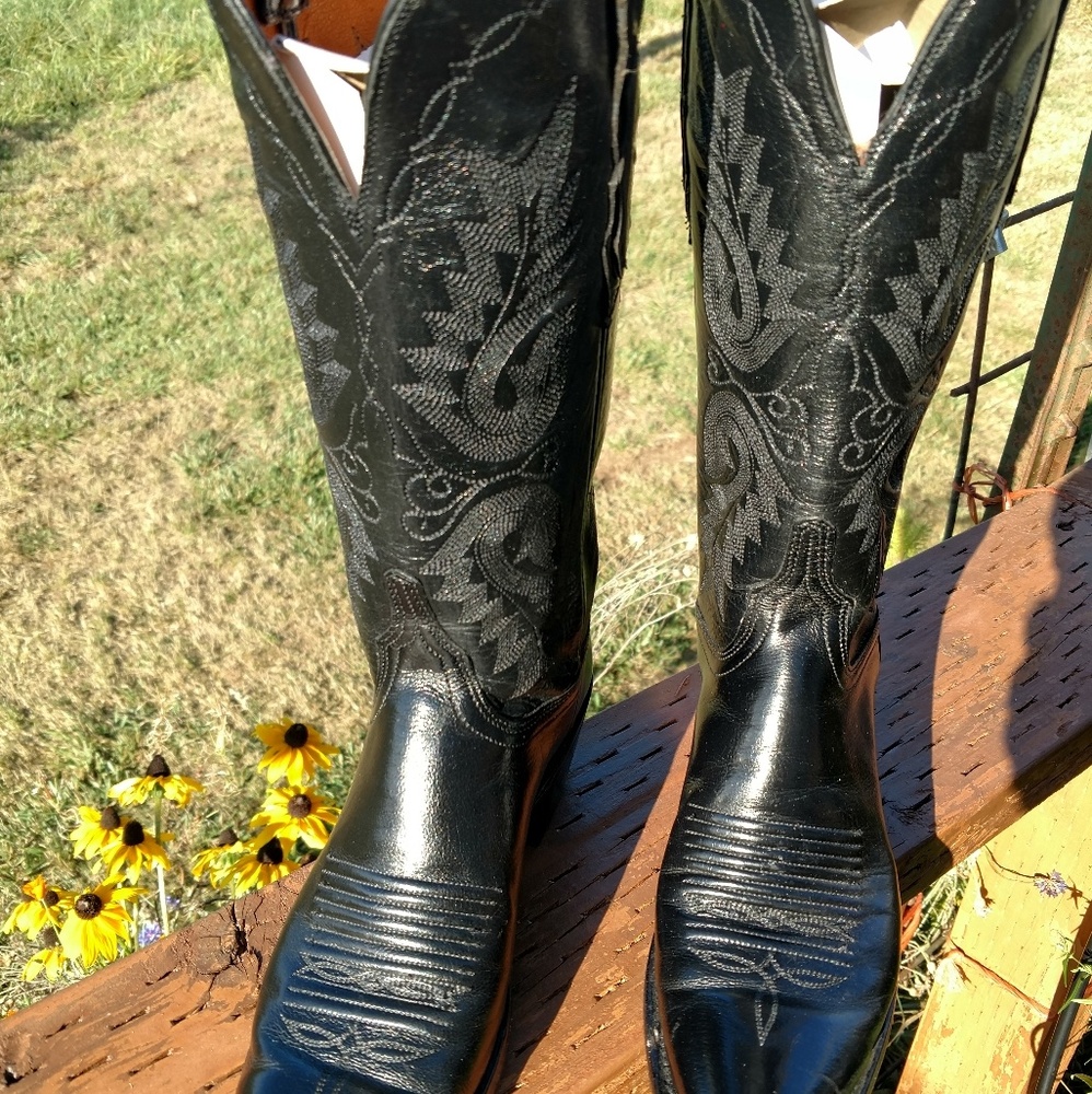 Lucchese woman's 6 1/2 embroidered boots